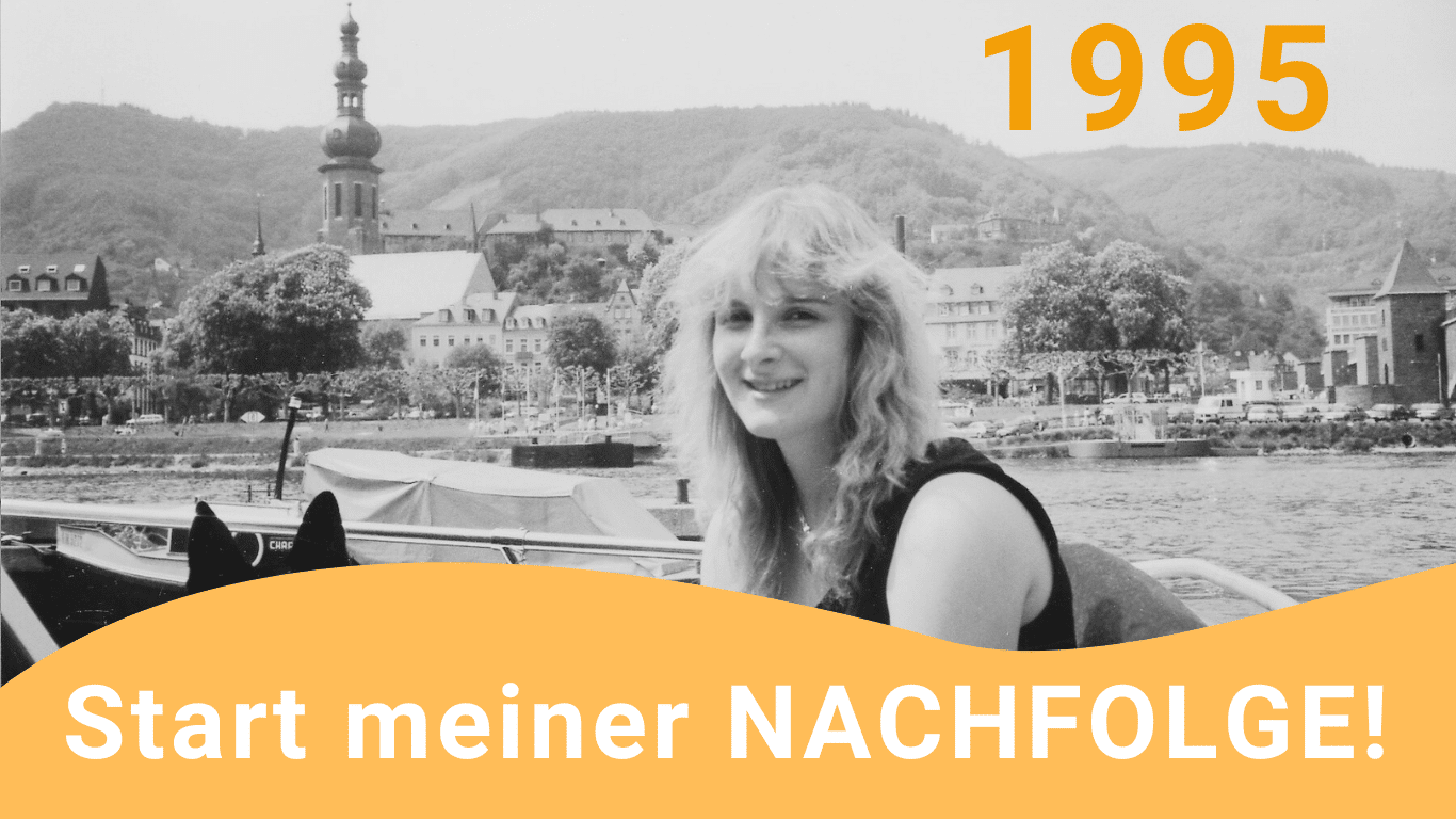 Sandra mit einem Schwarz/Weiß Foto von 1995. Sie hat langes, gelocktes helles Haar. Sie ist auf einem Boot auf der Mosel. Im Hintergrund ist die Cochemer Kirche zu sehen.