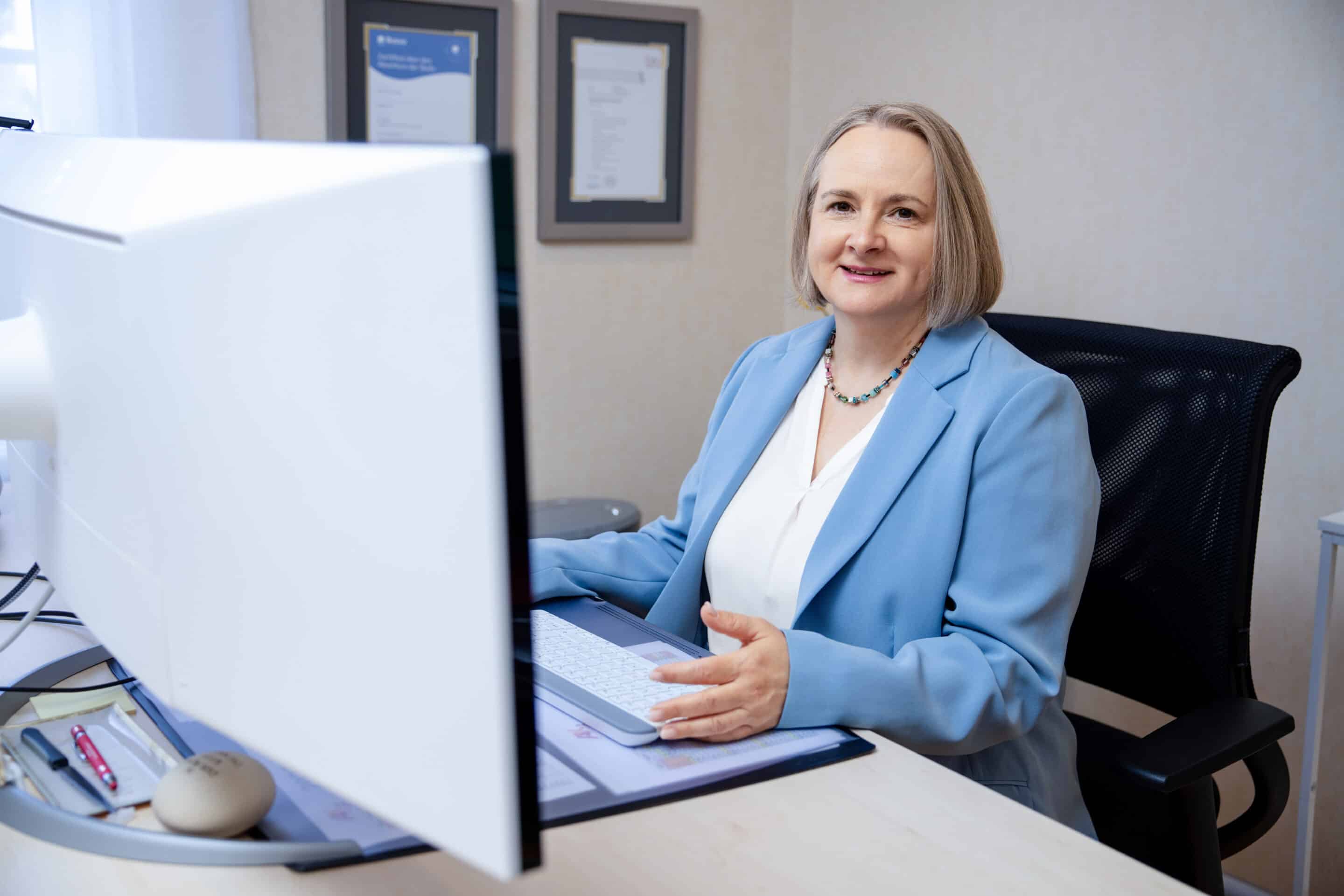 Alexandra Kärgel an ihrem Arbeitsplatz.