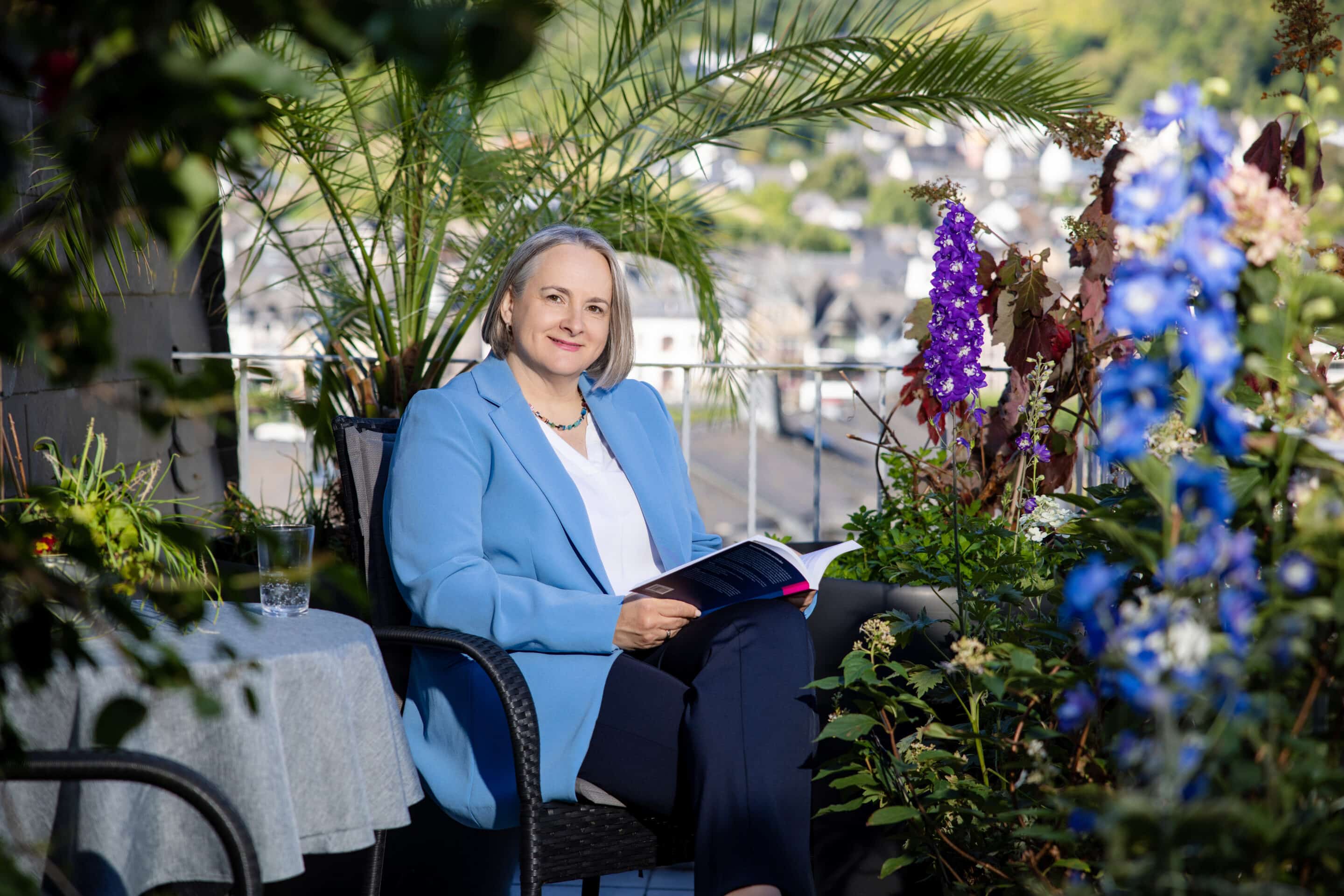Alexandra Kärgel mit ihrem Buch „Weg frei für Nachfolgerinnen“