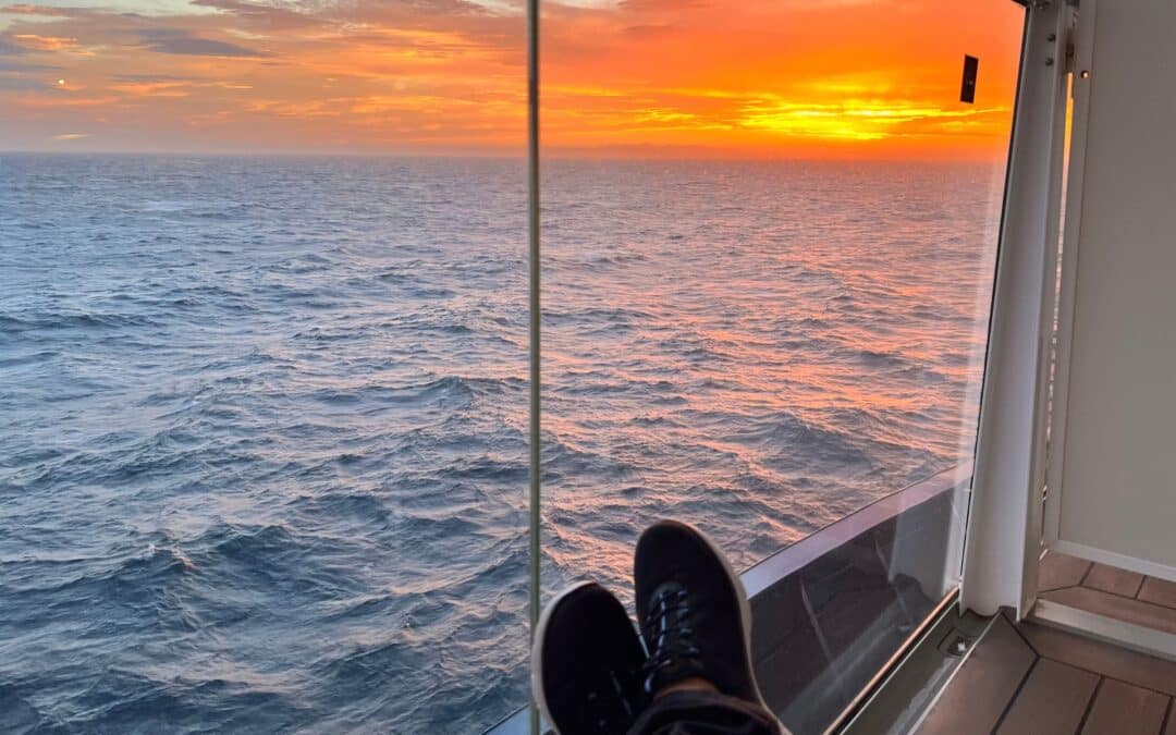 Selbstfürsorge als Nachfolgerin: Sonnenuntergang über dem Meer, vom Balkon eines Kreuzfahrtschiffs aus gesehen, mit hochgelegten Füßen von Alexandra Kärgel