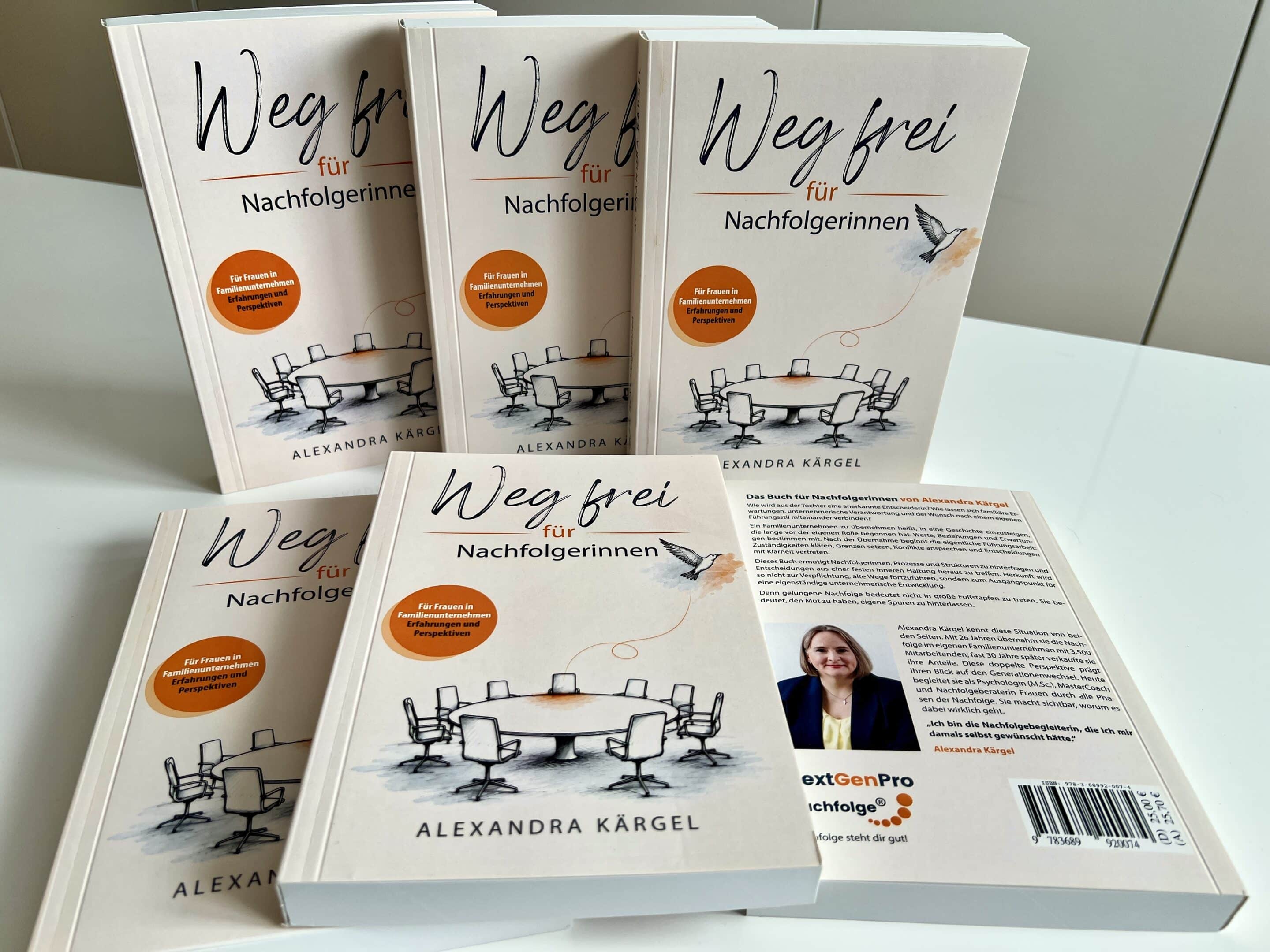 Buch „Weg frei für Nachfolgerinnen“ auf dem Schreibtisch