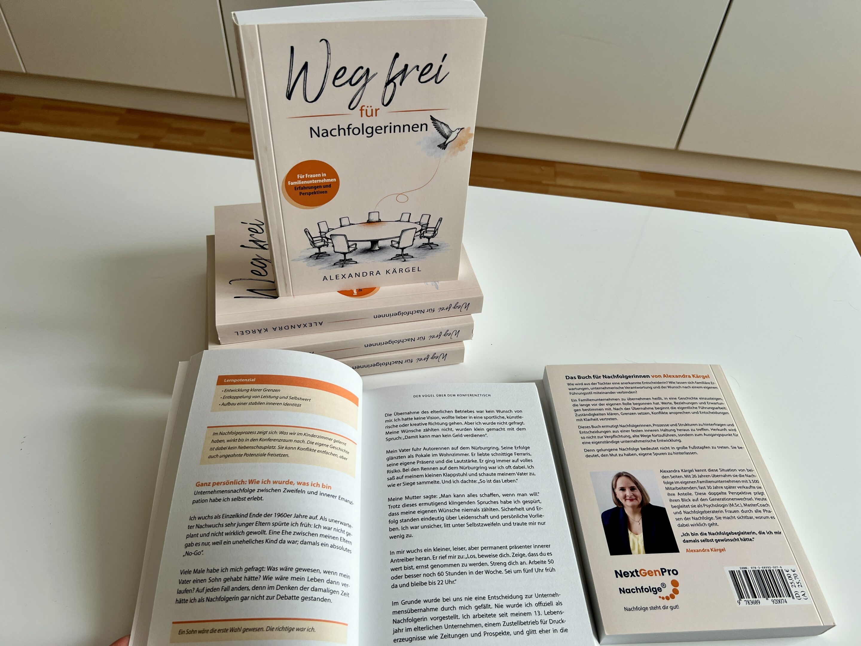 Aufgeschlagene Seiten aus „Weg frei für Nachfolgerinnen“